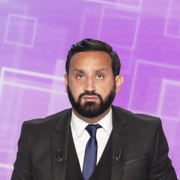 Cyril Hanouna présente l'émission "1 Jeune 1 Solution" en direct sur C8 avec comme invitée principale Elisabeth Borne (ministre du travail) le 21 mai 2021. © Jack Tribeca/Bestimage 