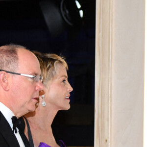 Le prince Albert II de Monaco et Sharon Stone - Soirée du 5ème " Monte-Carlo Gala for Planetary Health " au Palais de Monaco, le 23 septembre 2021. © Bruno Bebert / Bestimage