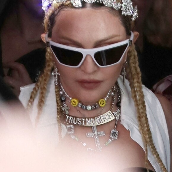 Madonna et son compagnon Ahlamalik Williams arrivent à la première de "Madame X", un documentaire sur la dernière tournée de la chanteuse à New York, le 23 septembre 2021. Madonna porte un diadème "Fuck You" et un collier avec l'nscription "Trust No Bitch"!