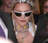 Madonna et son compagnon Ahlamalik Williams arrivent à la première de "Madame X", un documentaire sur la dernière tournée de la chanteuse à New York. Madonna porte un diadème "Fuck You" et un collier avec l'nscription "Trust No Bitch"!