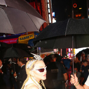 Madonna et son compagnon Ahlamalik Williams arrivent à la première de "Madame X", un documentaire sur la dernière tournée de la chanteuse à New York, le 23 septembre 2021. Madonna porte un diadème "Fuck You" et un collier avec l'nscription "Trust No Bitch"!