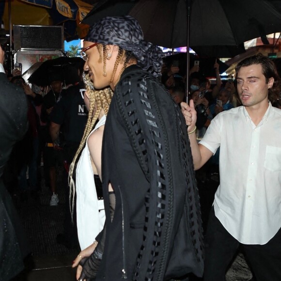 Madonna et son compagnon Ahlamalik Williams arrivent à la première de "Madame X", un documentaire sur la dernière tournée de la chanteuse à New York, le 23 septembre 2021. Madonna porte un diadème "Fuck You" et un collier avec l'nscription "Trust No Bitch"!