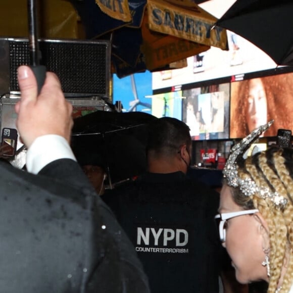 Madonna et son compagnon Ahlamalik Williams arrivent à la première de "Madame X", un documentaire sur la dernière tournée de la chanteuse à New York, le 23 septembre 2021. Madonna porte un diadème "Fuck You" et un collier avec l'nscription "Trust No Bitch"!