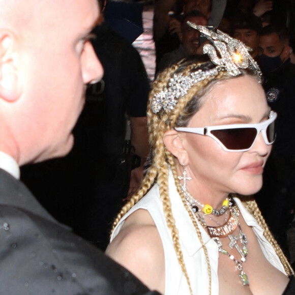 Madonna et son compagnon Ahlamalik Williams arrivent à la première de "Madame X", un documentaire sur la dernière tournée de la chanteuse à New York, le 23 septembre 2021. Madonna porte un diadème "Fuck You" et un collier avec l'nscription "Trust No Bitch"!