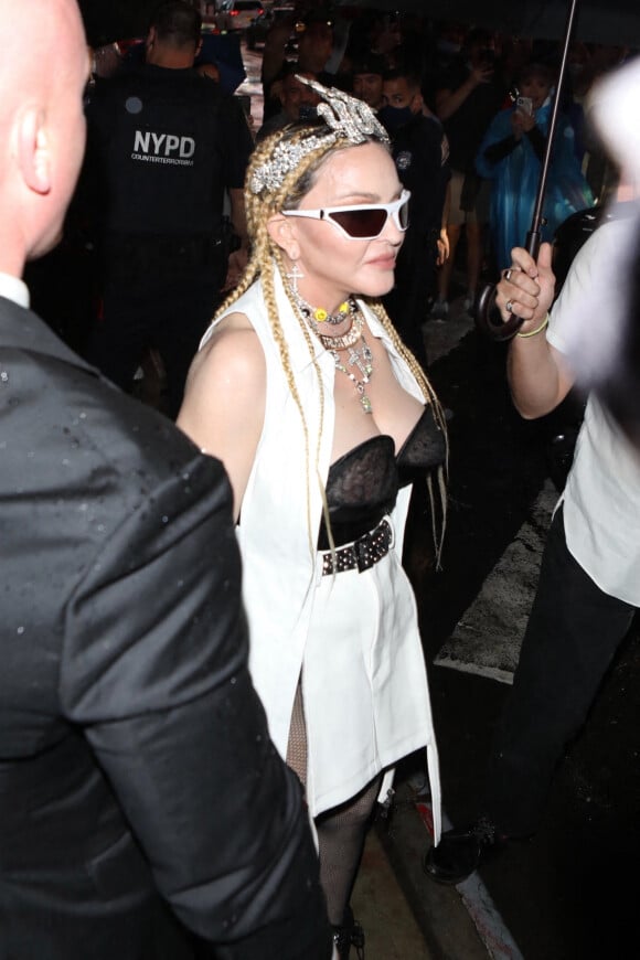 Madonna et son compagnon Ahlamalik Williams arrivent à la première de "Madame X", un documentaire sur la dernière tournée de la chanteuse à New York, le 23 septembre 2021. Madonna porte un diadème "Fuck You" et un collier avec l'nscription "Trust No Bitch"!