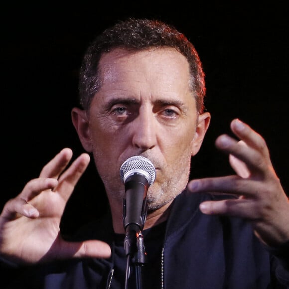 Gad Elmaleh présente en avant-première son album où il intérprète les grands succès de Claude Nougaro lors d'un concert privé sur la péniche "Maison Claude Nougaro" à Toulouse, le 24 août 2020.