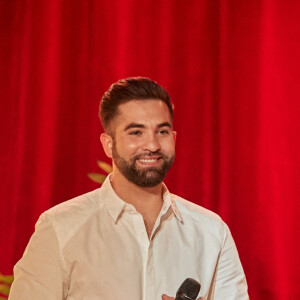 Kendji Girac et Patrick Fiori - Enregistrement de l'émission "Allez viens je t'emmène...Au Music Hall" au Studio Gabriel à Paris, qui sera diffusée le 28 mai sur France 3. Le 6 avril 2021 © Cyril Moreau / Bestimage 