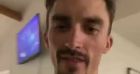 Julian Alaphilippe fête sa victoire avec ses coéquipiers et sa compagne, Marion Rousse.