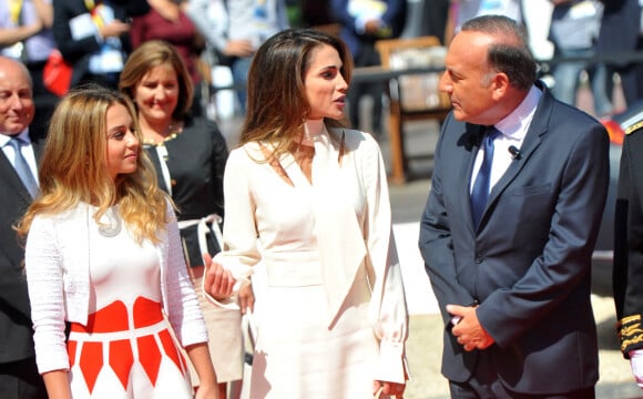 La reine Rania de Jordanie et sa fille la princesse Iman assistent à l'université d'été du MEDEF à Jouy-en-Josas le 26 août 2015.