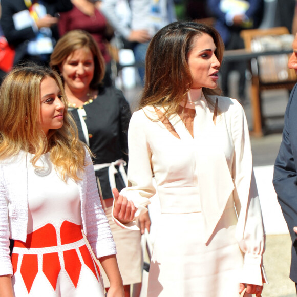 La reine Rania de Jordanie et sa fille la princesse Iman assistent à l'université d'été du MEDEF à Jouy-en-Josas le 26 août 2015.