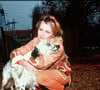 Archives - Brigitte Bardot avec un chien dans un refuge de la SPA
