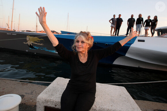 Exclusif - Brigitte Bardot pose avec l'équipage de Brigitte Bardot Sea Shepherd, le célèbre trimaran d'intervention de l'organisation écologiste, sur le port de Saint-Tropez, le 26 septembre 2014