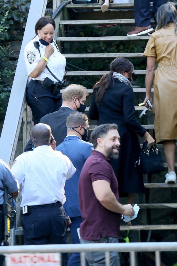 Le prince Harry et Meghan Markle arrivent au "Global Citizen Live Festival" à Central Park entourés de leurs gardes du corps à New York, le 25 septembre 2021.