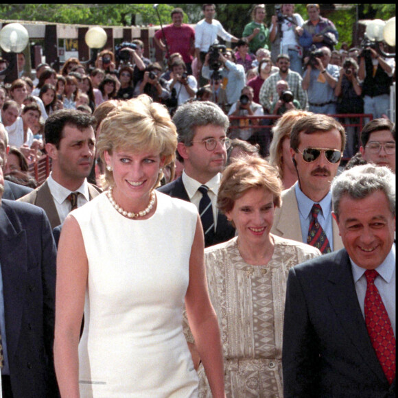 Lady Diana à Londres en 1997, avec son sac Lady Dior à la main.