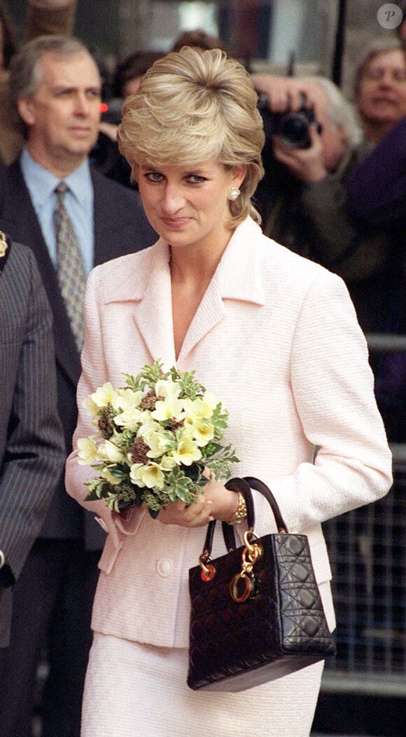 Lady Diana à Londres en 1996, avec son sac à main Lady Dior.