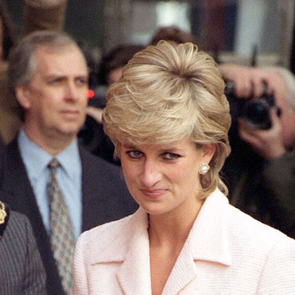 Lady Diana à Londres en 1996, avec son sac à main Lady Dior.