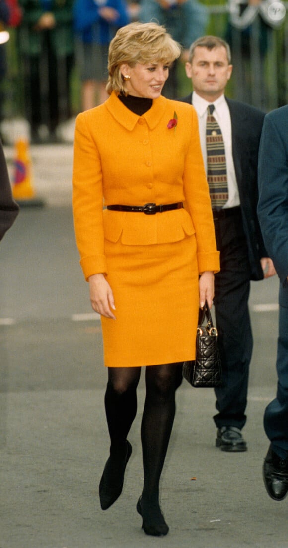 Diana à Liverpool en 1995, avec son sac à main Lady Dior. 