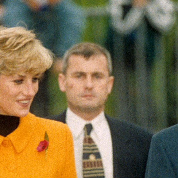 Diana à Liverpool en 1995, avec son sac à main Lady Dior. 