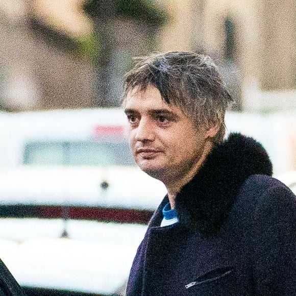 Pete Doherty et sa compagne Katia de Vidas sont allés acheter des cigarettes et des jeux de grattage avant de rentrer à leur domicile parisien. Le 12 novembre 2019.
