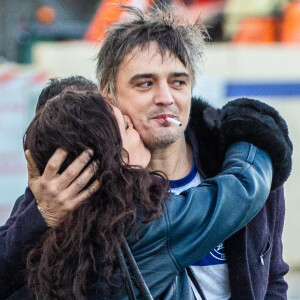 Pete Doherty à la sortie du tribunal de Paris avec sa compagne Katia de Vidas et son avocat Arash Derambarsh, Paris.
