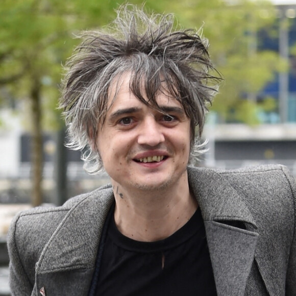 Pete Doherty quitte les studios de la BBC après l'enregistrement de l'émission Radio Five Live. Salford, le 9 mai 2019.
