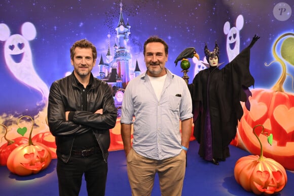 Guillaume Canet et Gilles Lellouche à Disneyland Paris le 25 septembre 2021. Le Festival Halloween Disney reviendra du 1er octobre au 7 novembre 2021 à Disneyland Paris