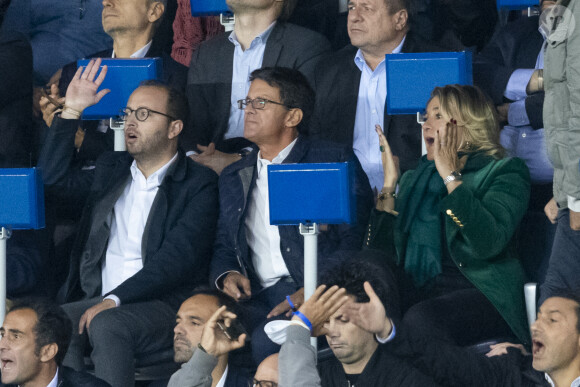 Manuel Valls et sa femme Susana Gallardo - People assistent à la victoire du PSG (2) face à Manchester City (0) lors de la deuxième journée de la Ligue des champions au Parc des Princes à Paris le 28 septembre 2021. © Cyril Moreau/Bestimage