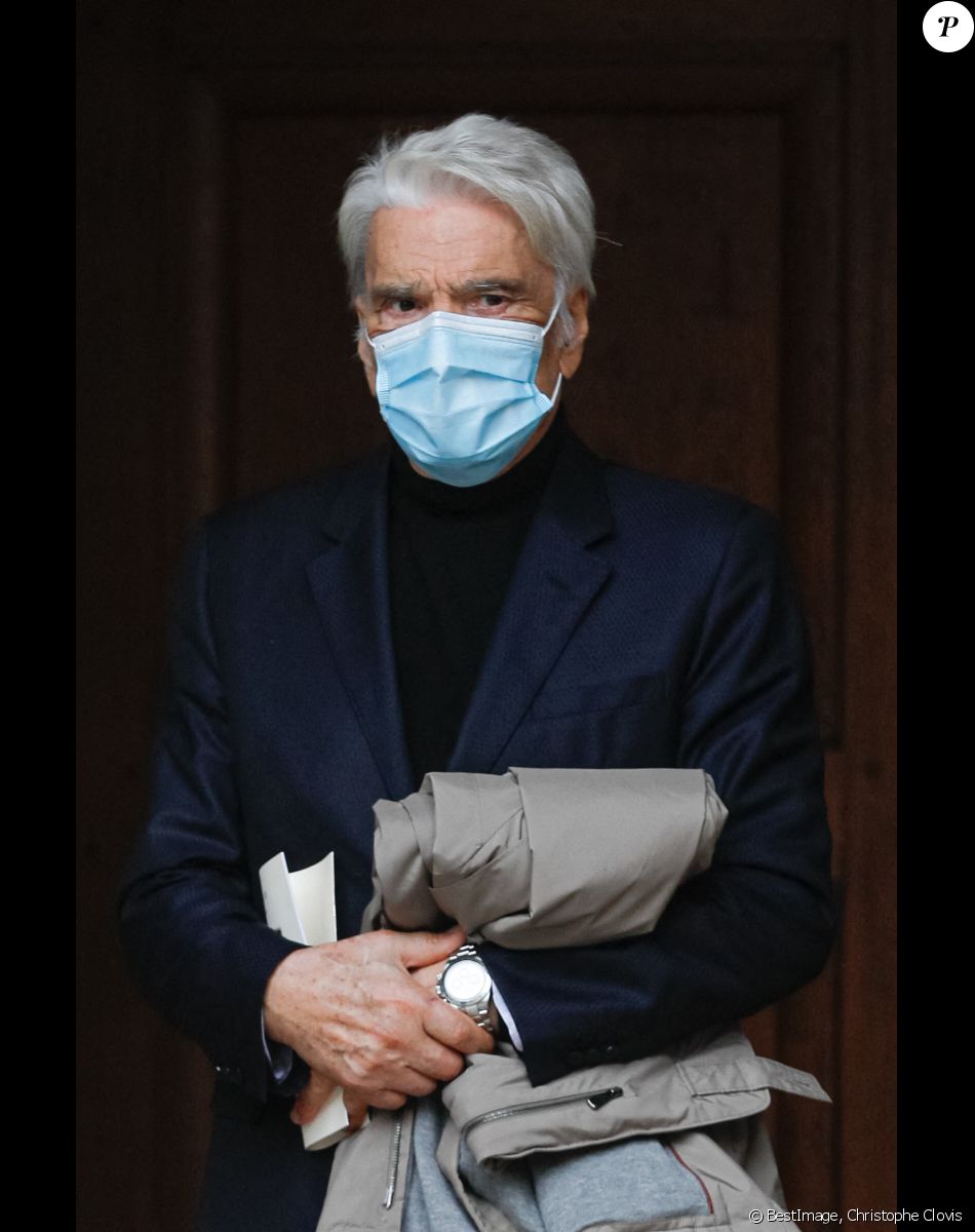 Exclusif - Bernard Tapie, très affaibli a tenu à assister aux obsèques - Sorties des obsèques du chef Gérard Idoux (restaurateur à la tête du Récamier) en l'église de Saint-Germain-des-Prés à Paris, le 08 octobre 2020. © Christophe Clovis / Bestimage