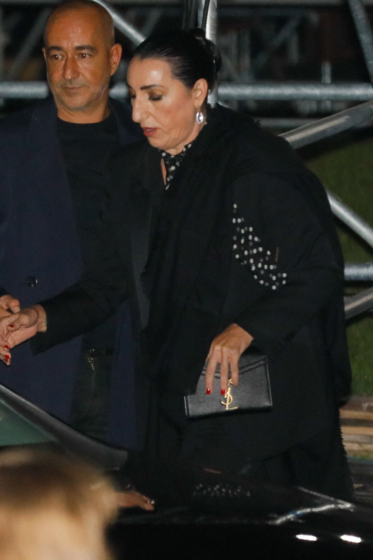 Photo : Rossy de Palma - Arrivée des people au défilé Saint Laurent  collection Printemps-Eté 2022 lors de la fashion week à Paris, le 28  septembre 2021. © Veeren Ramsamy-Christophe Clovis/Bestimage - Purepeople