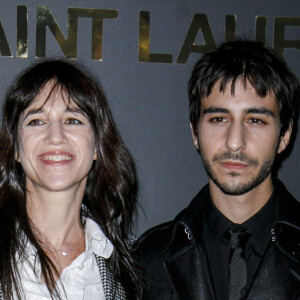 Charlotte Gainsbourg et son fils Ben Attal - Photocall du défilé Saint Laurent collection Printemps-Eté 2022 lors de la fashion week à Paris, le 28 septembre 2021. © Olivier Borde/Bestimage