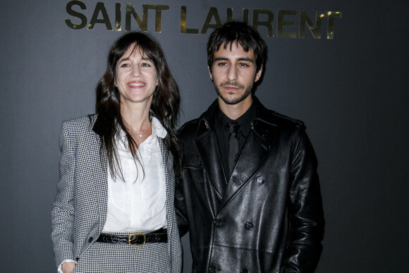 Charlotte Gainsbourg et son fils Ben Attal - Photocall du défilé Saint Laurent collection Printemps-Eté 2022 lors de la fashion week à Paris, le 28 septembre 2021. © Olivier Borde/Bestimage