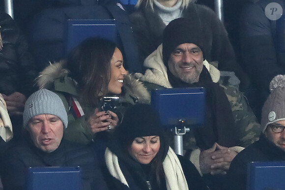 Amel Bent et son mari Patrick Antonelli (DR) dans les tribunes lors du match de Ligue 1 "PSG - OM (3-0)" au Parc des Princes à Paris, le 25 février 2018.