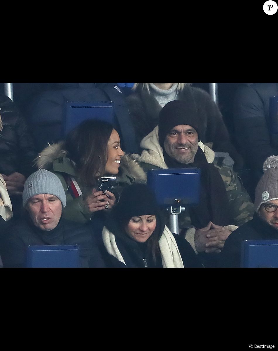 Amel Bent et son mari Patrick Antonelli (DR) dans les tribunes lors du match de Ligue 1 "PSG - OM (3-0)" au Parc des Princes à Paris, le 25 février 2018.