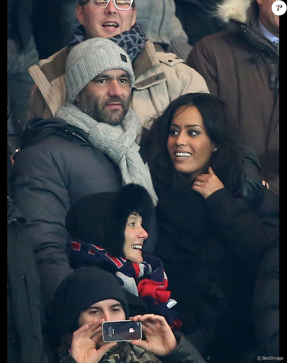 Exclusif - Amel Bent et son compagnon Patrick assistent au match de Ligue des Champions Psg - Olympiakos Le Piree au Parc des Princes a Paris le 27 novembre 2013.