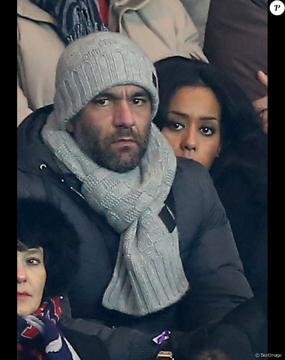 Exclusif - Amel Bent et son compagnon Patrick assistent au match de Ligue des Champions Psg - Olympiakos Le Piree au Parc des Princes a Paris le 27 novembre 2013.