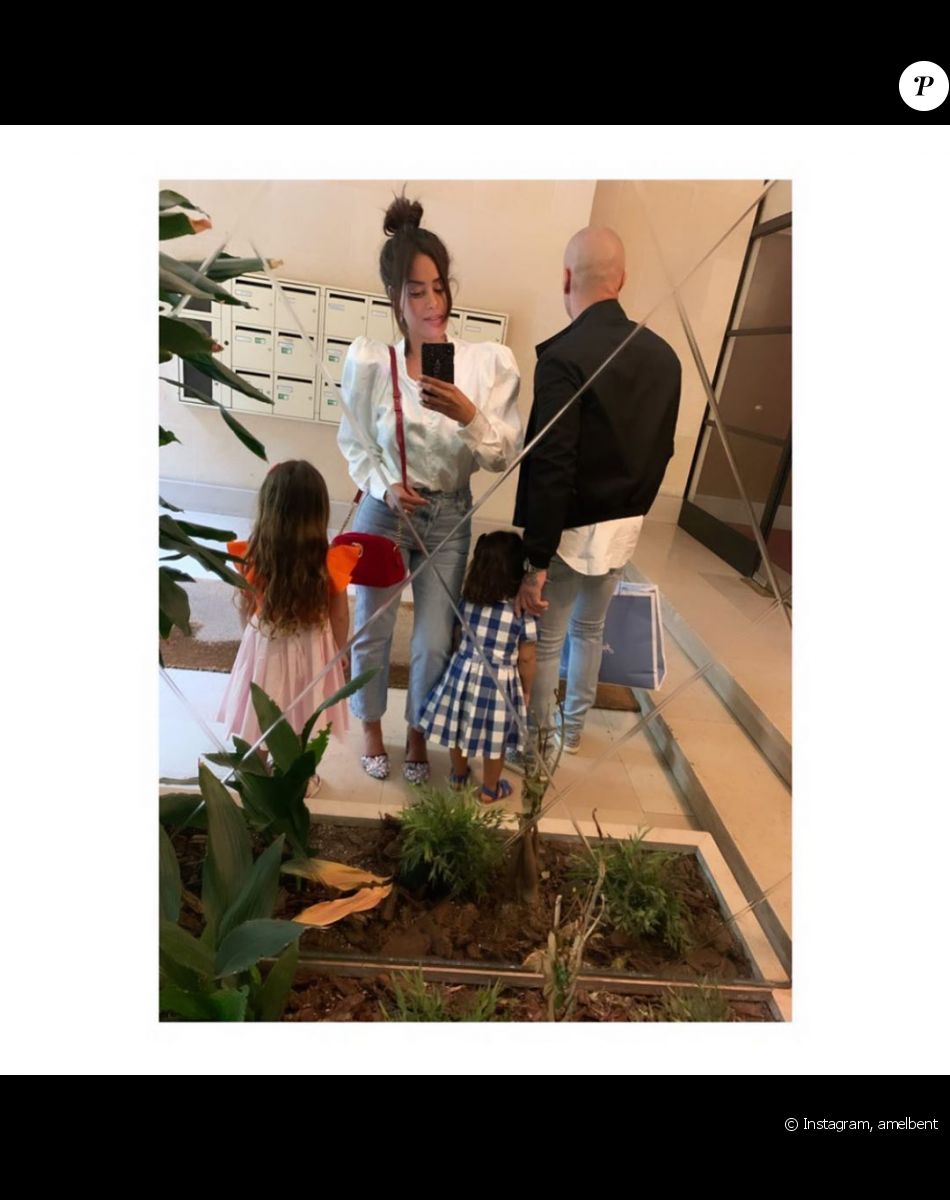 Amel Bent avec ses filles et un homme (sans doute son mari), Instagram, le 24 mai 2020.