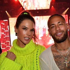 Alessandra Ambrosio et Neymar Jr au défilé de mode Femmes prêt-à-porter printemps-été 2022 "Balmain" à la Seine Musicale à Paris. Le 29 septembre 2021 © Veeren Ramsamy-Christophe Clovis / Bestimage