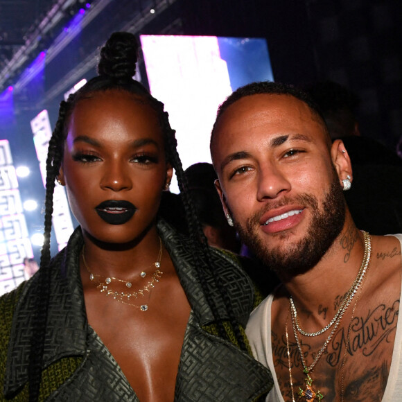 Didi Stone Olomidé et Neymar Jr au défilé de mode Femmes prêt-à-porter printemps-été 2022 "Balmain" à la Seine Musicale à Paris. Le 29 septembre 2021 © Veeren Ramsamy-Christophe Clovis / Bestimage