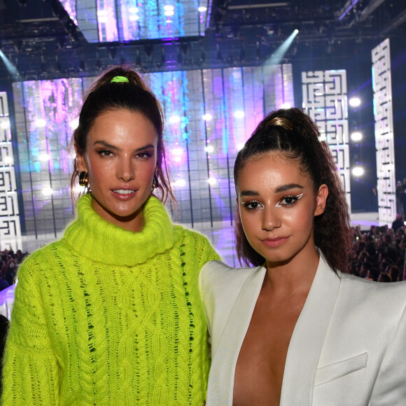 Alessandra Ambrosio et Léna Situations (Léna Mahfouf) au défilé de mode Femmes prêt-à-porter printemps-été 2022 "Balmain" à la Seine Musicale à Paris. Le 29 septembre 2021 © Veeren Ramsamy-Christophe Clovis / Bestimage