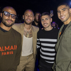 Les joueurs du PSG, Rafinha, Neymar Jr, Marco Verratti et Achraf Hakimi au défilé de mode Femmes prêt-à-porter printemps-été 2022 "Balmain" à la Seine Musicale à Paris. Le 29 septembre 2021 © Olivier Borde / Bestimage