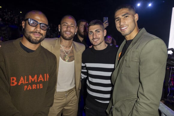 Les joueurs du PSG, Rafinha, Neymar Jr, Marco Verratti et Achraf Hakimi au défilé de mode Femmes prêt-à-porter printemps-été 2022 "Balmain" à la Seine Musicale à Paris. Le 29 septembre 2021 © Olivier Borde / Bestimage