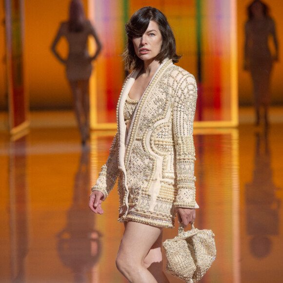 Milla Jovovich défile pour Balmain, collection prêt-à-porter printemps-été 2021, à la Seine Musicale. Boulogne-Billancourt, le 29 septembre 2021.
