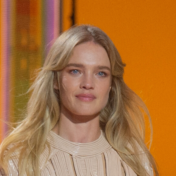 Natalia Vodianova défile pour Balmain, collection prêt-à-porter printemps-été 2021, à la Seine Musicale. Boulogne-Billancourt, le 29 septembre 2021.