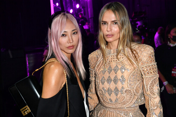 Soo Joo Park et Natasha Poly dans les coulisses du défilé de mode Femmes prêt-à-porter printemps-été 2022 "Balmain" à la Seine Musicale à Paris. Le 29 septembre 2021 © Veeren Ramsamy-Christophe Clovis / Bestimage