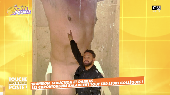 Une photo de Benjamin Castaldi complètement nu est diffusée dans "Touche pas à mon poste" sur C8, le 30 septembre 2021.