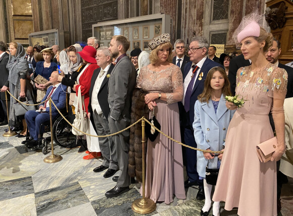 Les invités lors du mariage du Grand Duc George Mikhailovich de Russie et de Rebecca Victoria Bettarini d'Italie en la cathédrale St-Isaac à Saint-Petersbourg, le 1er octobre 2021.