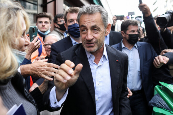 L'ancien président, Nicolas Sarkozy dédicace son livre "Promenades" aux éditions Herscher, à la librairie Lamartine, à Paris, France, le 2 octobre 2021. © Stéphane Lemouton/Bestimage 