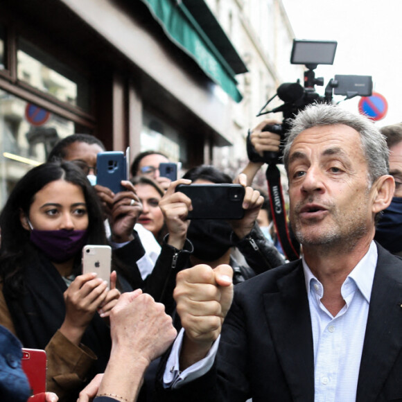 L'ancien président, Nicolas Sarkozy dédicace son livre "Promenades" aux éditions Herscher, à la librairie Lamartine, à Paris, France, le 2 octobre 2021. © Stéphane Lemouton/Bestimage 