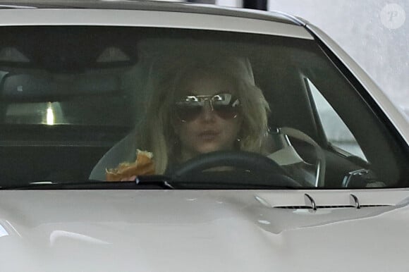 Britney Spears se rend en Mercedes au driving du In-N-Out Burger et on aperçoit Britney manger dans la voiture, le 6 janver 2019.