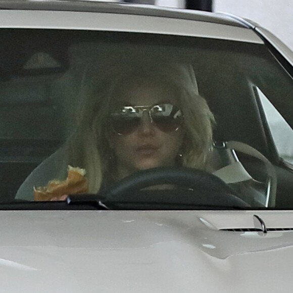 Britney Spears se rend en Mercedes au driving du In-N-Out Burger et on aperçoit Britney manger dans la voiture, le 6 janver 2019.